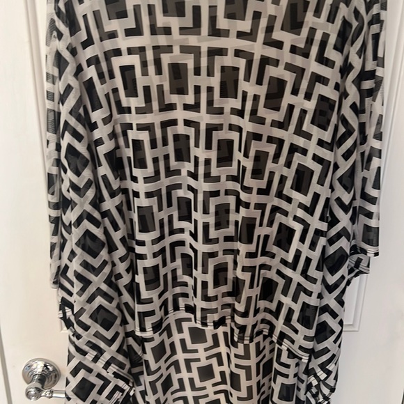 NWOT Nordstrom Black and white geometric high low tunic - Picture 3 of 3